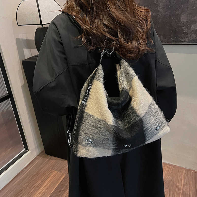 Large Capacity Tote Women's Bag 2024 New High-end Crossbody Bag Fashionable Niche Design Commuting Bag