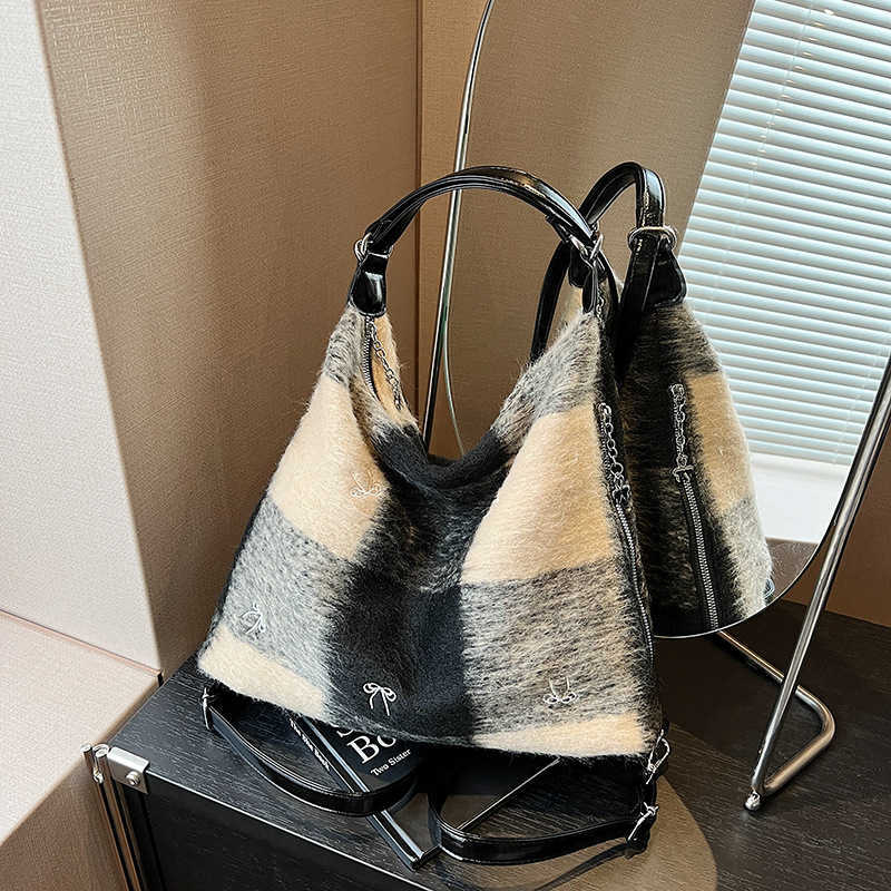 Large Capacity Tote Women's Bag 2024 New High-end Crossbody Bag Fashionable Niche Design Commuting Bag