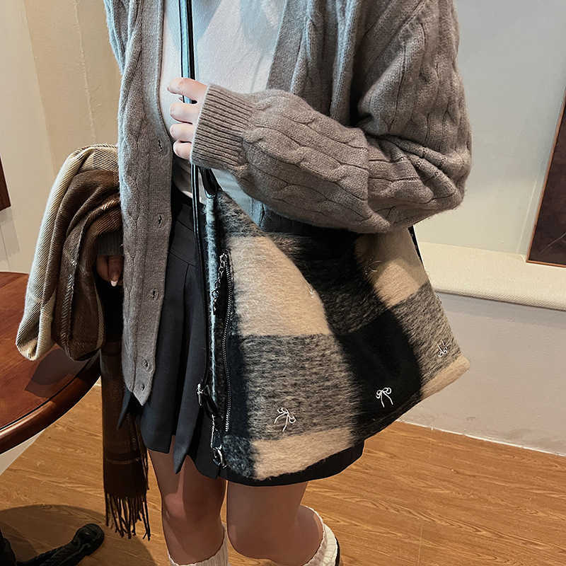 Color blocking checkered large bag for women 2024 new popular woolen shoulder bag, large capacity commuting crossbody bag, bucket bag