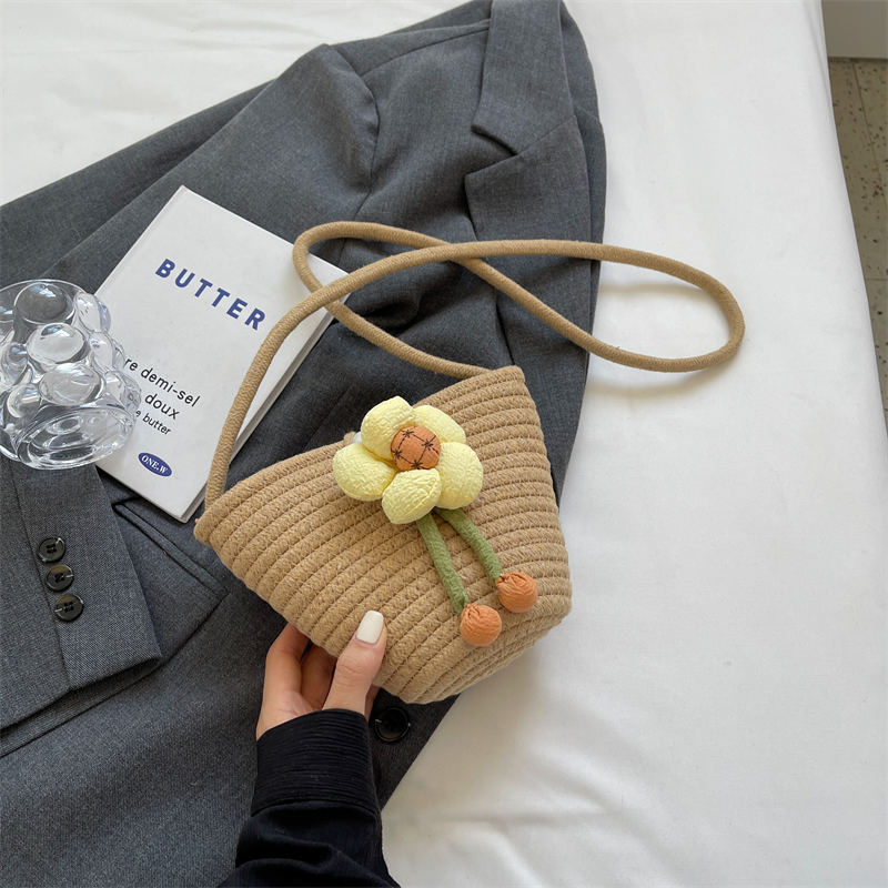 Women Bucket Bag Flower Straw Summer Beach Bag Casual Small Crossbody Bag Knitted for Travel Vacation