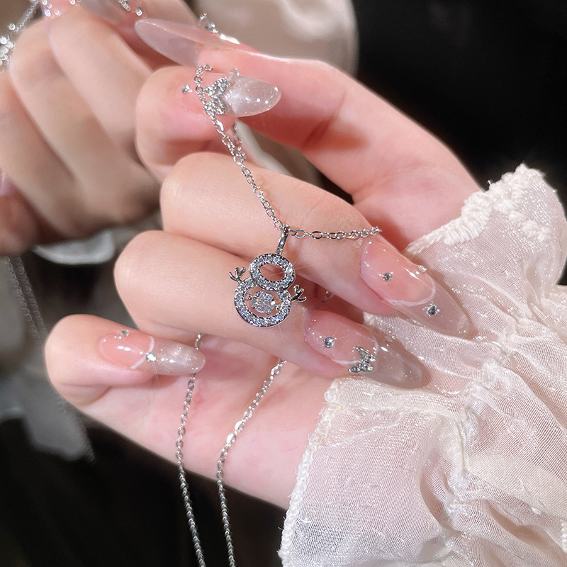 Elegant Snowman-Inspired Christmas Necklace for Women Featuring a Moving Heart Pendant