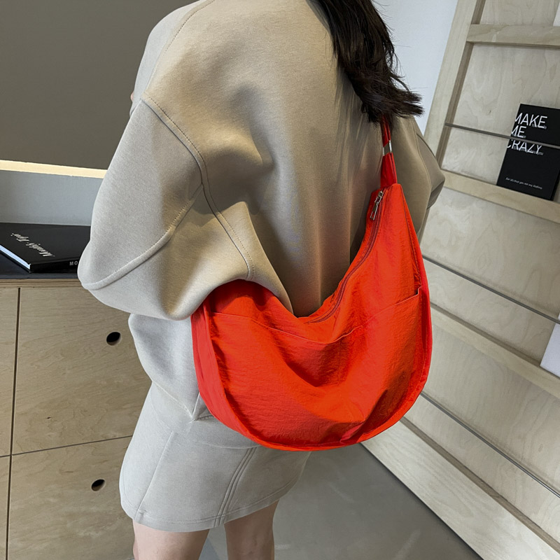 Crossbody Bag for Women Adjustable Strap Crescent Bag Nylon Zipper Closure Dumpling Bag Hobo Bag for Work Travel