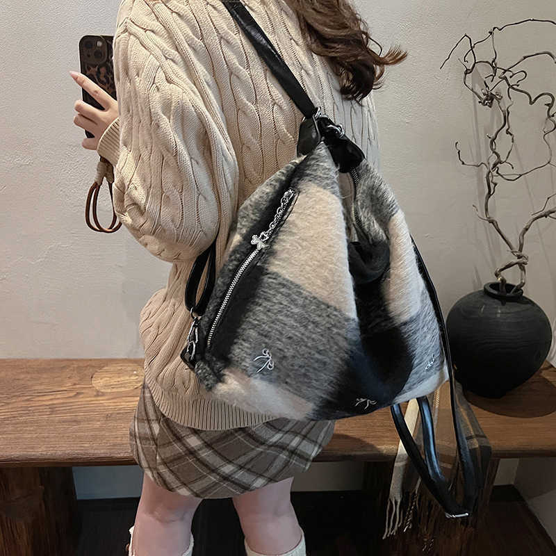 Large Capacity Tote Women's Bag 2024 New High-end Crossbody Bag Fashionable Niche Design Commuting Bag