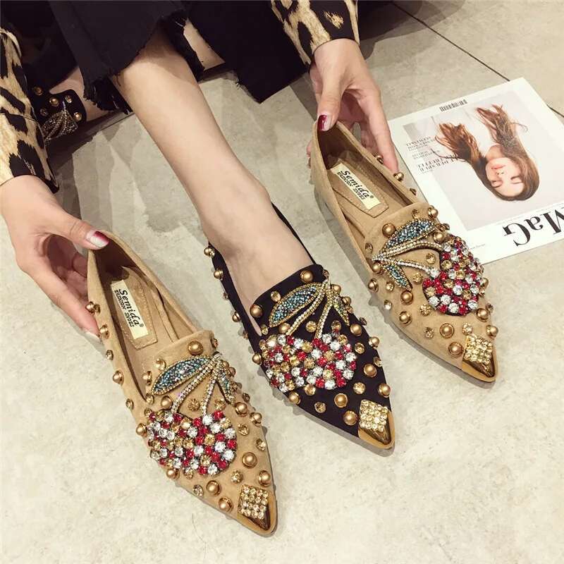 New 2025 Pointed Toe Women Flat Rhinestones Loafers Autumn Rivets Classic Ladie Flats Shoes Women's Ballet Flats Soft Boat Shoes