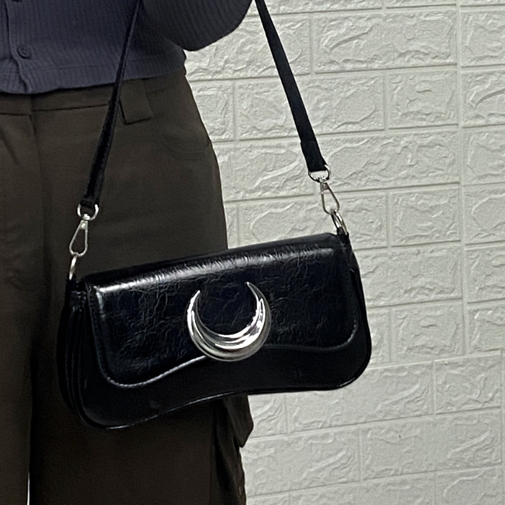 Y2k Cool Girls Black Shoulder Bags Moon Locking Buckle Women's Chain Underarm Bag PU Leather Saddle Bags Small Purse Handbags