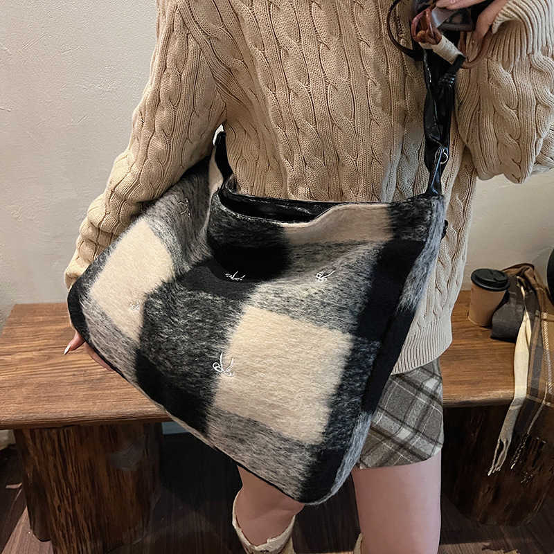 Color blocking checkered large bag for women 2024 new popular woolen shoulder bag, large capacity commuting crossbody bag, bucket bag