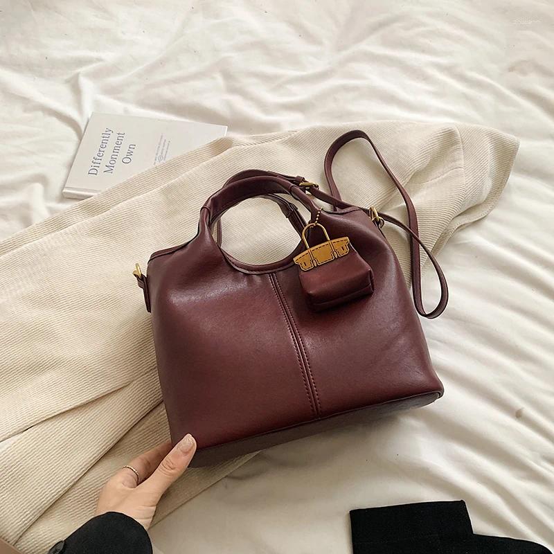 Shoulder Bags Vintage Burgundy Large Capacity Messenger Bag 2024 Womens Designer Unique Simple Commuter Classroom Tote