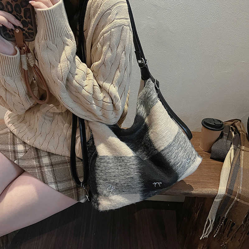 Large Capacity Tote Women's Bag 2024 New High-end Crossbody Bag Fashionable Niche Design Commuting Bag