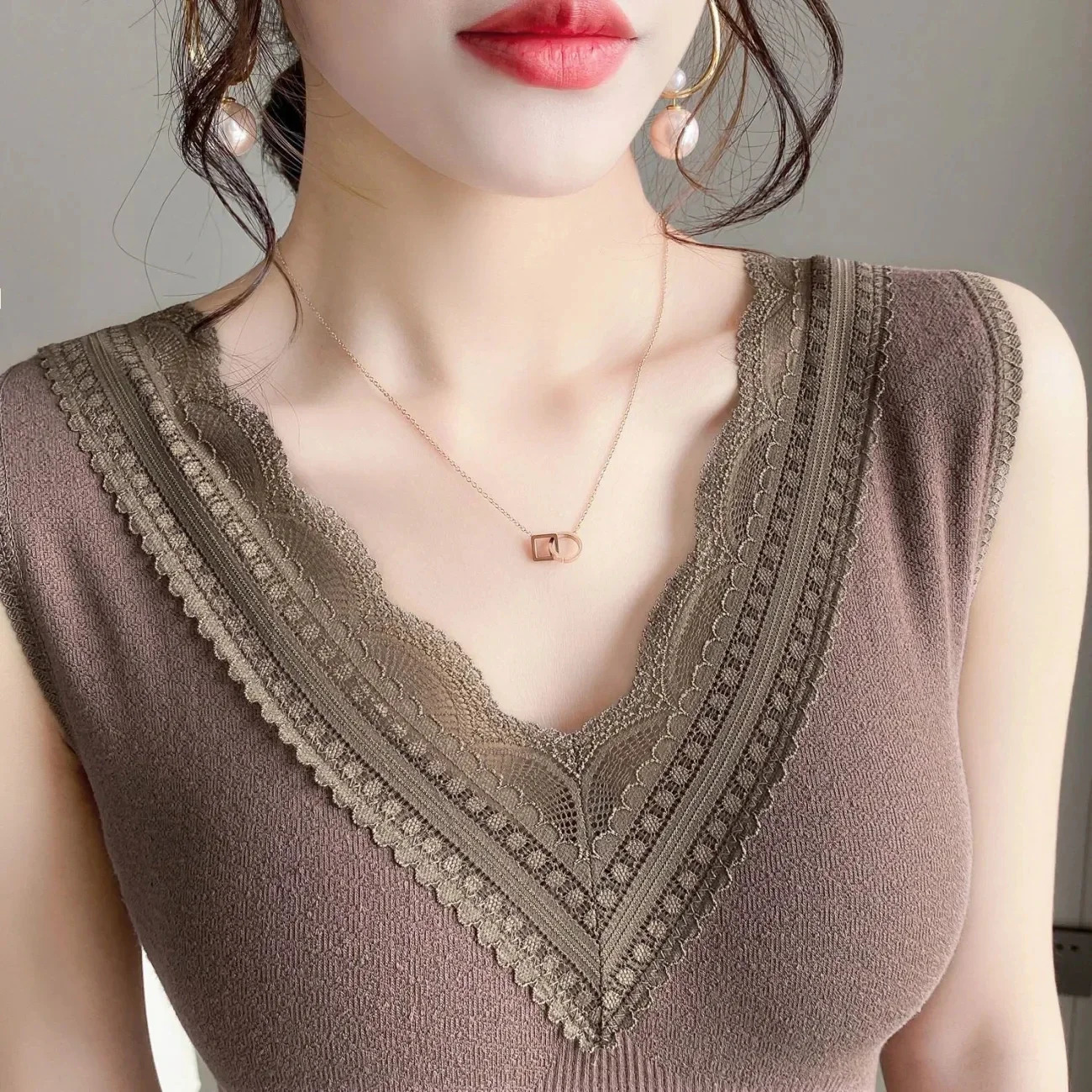 underwear warm body top vest sexy winter clothing womens sleeveless ultra-thin seamless V-neck lace side solid inner garment 241106