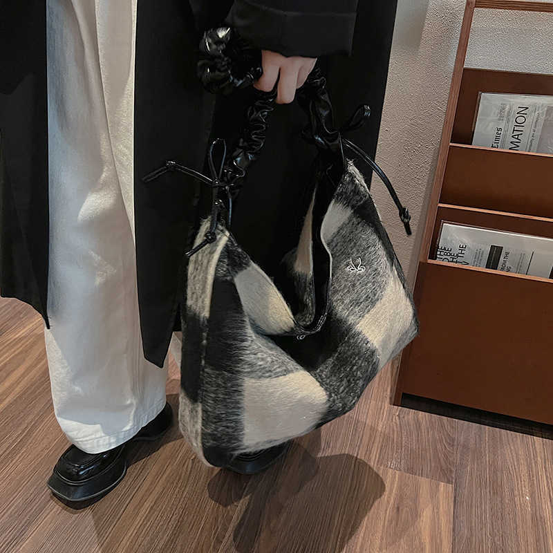 Color blocking checkered large bag for women 2024 new popular woolen shoulder bag, large capacity commuting crossbody bag, bucket bag