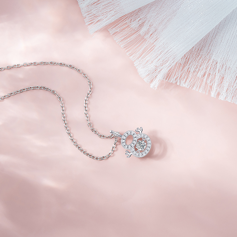 Elegant Snowman-Inspired Christmas Necklace for Women Featuring a Moving Heart Pendant