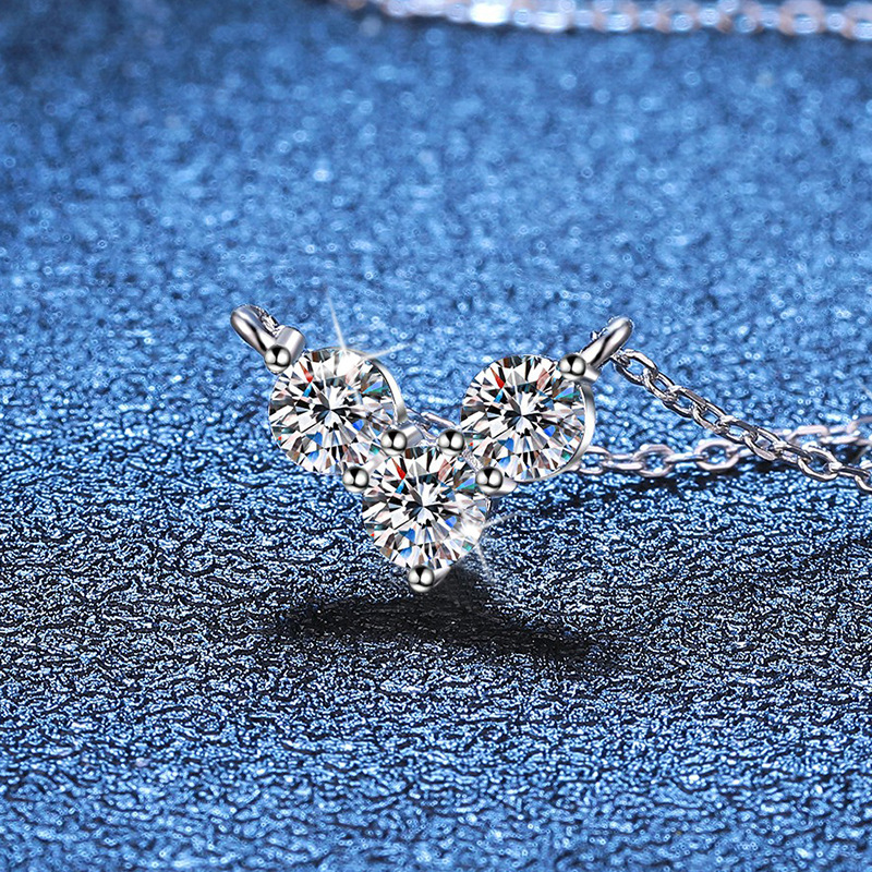 Soild S925 Sterling Silver Heart Pendant Ladies Fashion Jewelry Three Stone Round Cut White Moissanite Diamond Gemstones Elegant Party Women Wedding N