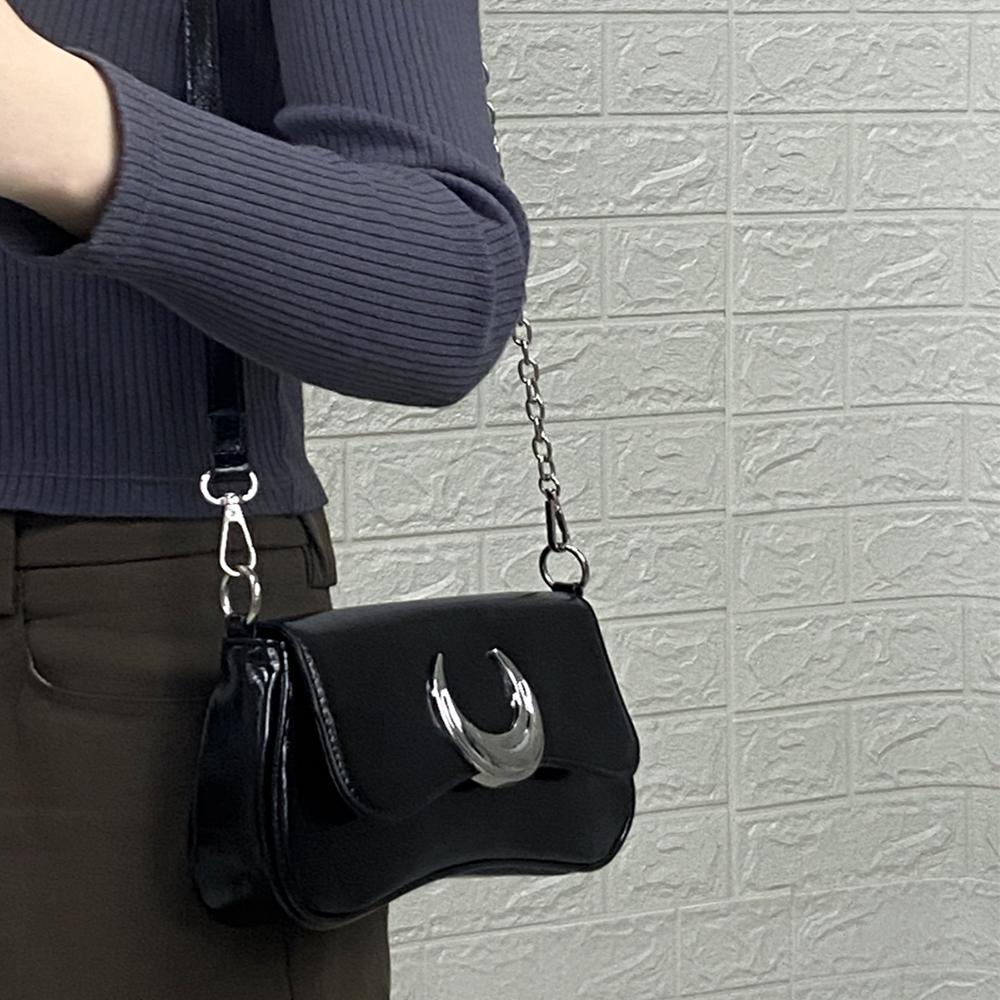 Y2k Cool Girls Black Shoulder Bags Moon Locking Buckle Women's Chain Underarm Bag PU Leather Saddle Bags Small Purse Handbags