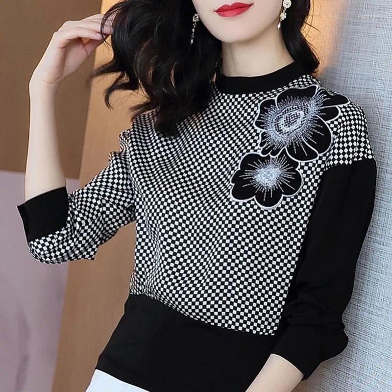Womens T Shirts Stylish Versatile Chessboard Printing Three-dimensional Flower Pasting Cloth O-Neck T-Shirts Long Sleeve Basic Pure Cotton
