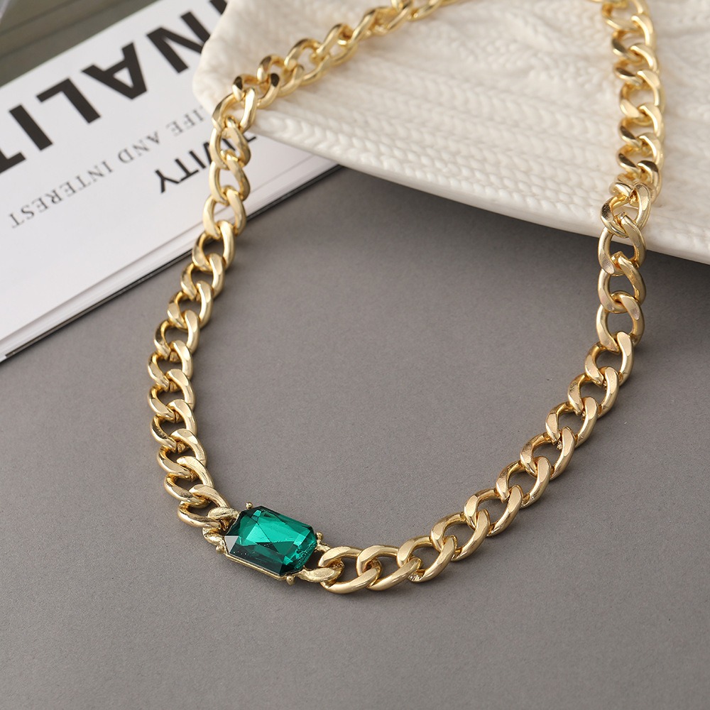 European and American Retro Niche Necklace Design Light Luxury Emerald Collarbone Chain Simple Metal Cuban Chain Gemstone Necklace