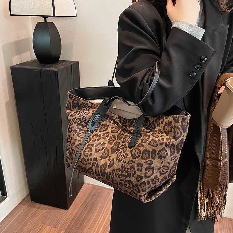 2024 New Autumn/Winter Large Capacity Commuter Shoulder Bag with Advanced Sense Underarm Bag, Fashion Leopard Pattern Tote Bag for Women