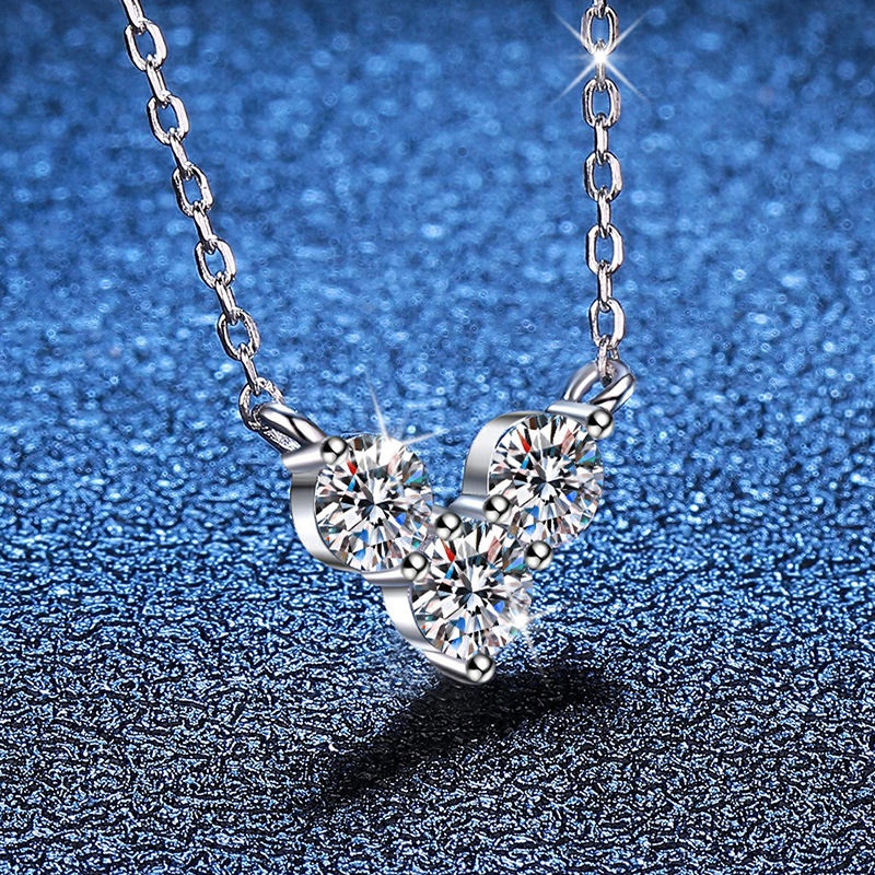 Soild S925 Sterling Silver Heart Pendant Ladies Fashion Jewelry Three Stone Round Cut White Moissanite Diamond Gemstones Elegant Party Women Wedding N