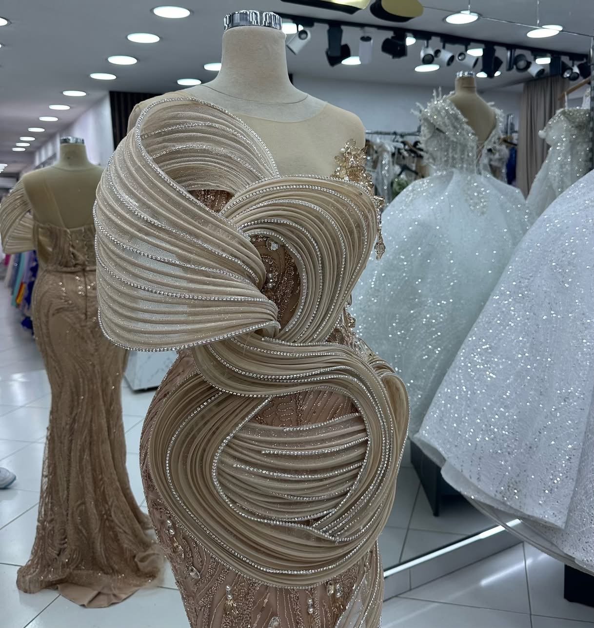 2024 Plus Size Champagne Illusion Prom Dresses Special Ocns Crystals Pearls Sequined Evening Party Birthday Gowns Dress For Women Vestidos de novia
