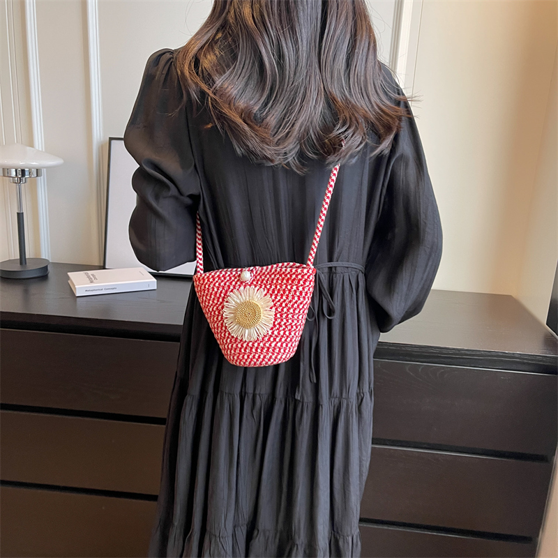 Women Bucket Bag Flower Straw Summer Beach Bag Casual Small Crossbody Bag Knitted for Travel Vacation