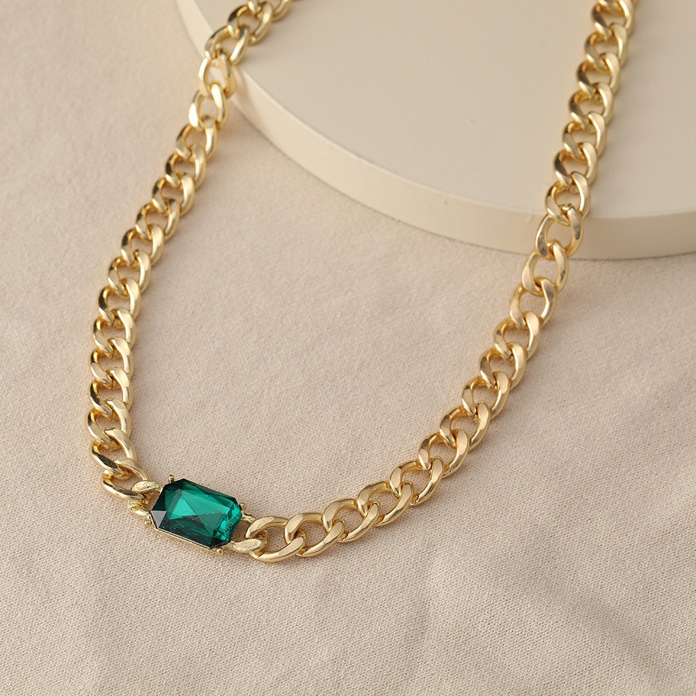European and American Retro Niche Necklace Design Light Luxury Emerald Collarbone Chain Simple Metal Cuban Chain Gemstone Necklace