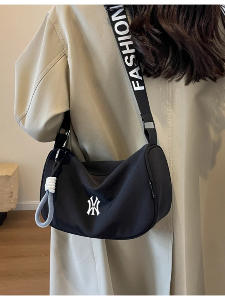 Canvas bag Women's Fashion commuter shoulder bag Pillow Sports and leisure Versatile messenger bag Fanny pack