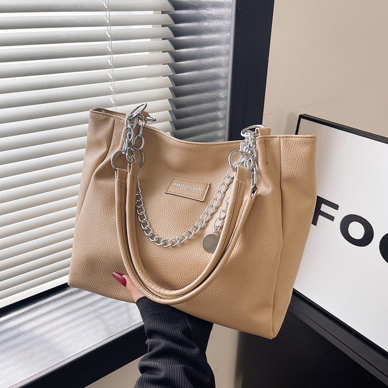 2025 New Large Capacity Chain Underarm Women s Designer Solid Color Fashion Trend Commuter Shoulder Bag High Quality Leisure Storage Bag Free Shipping