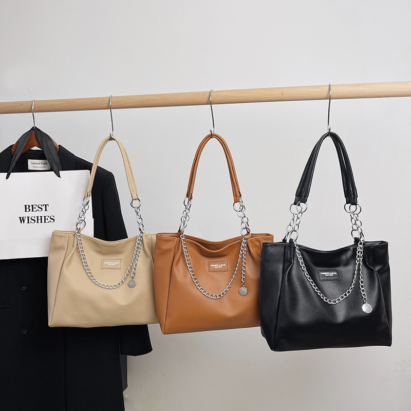 2025 New Large Capacity Chain Underarm Women s Designer Solid Color Fashion Trend Commuter Shoulder Bag High Quality Leisure Storage Bag Free Shipping