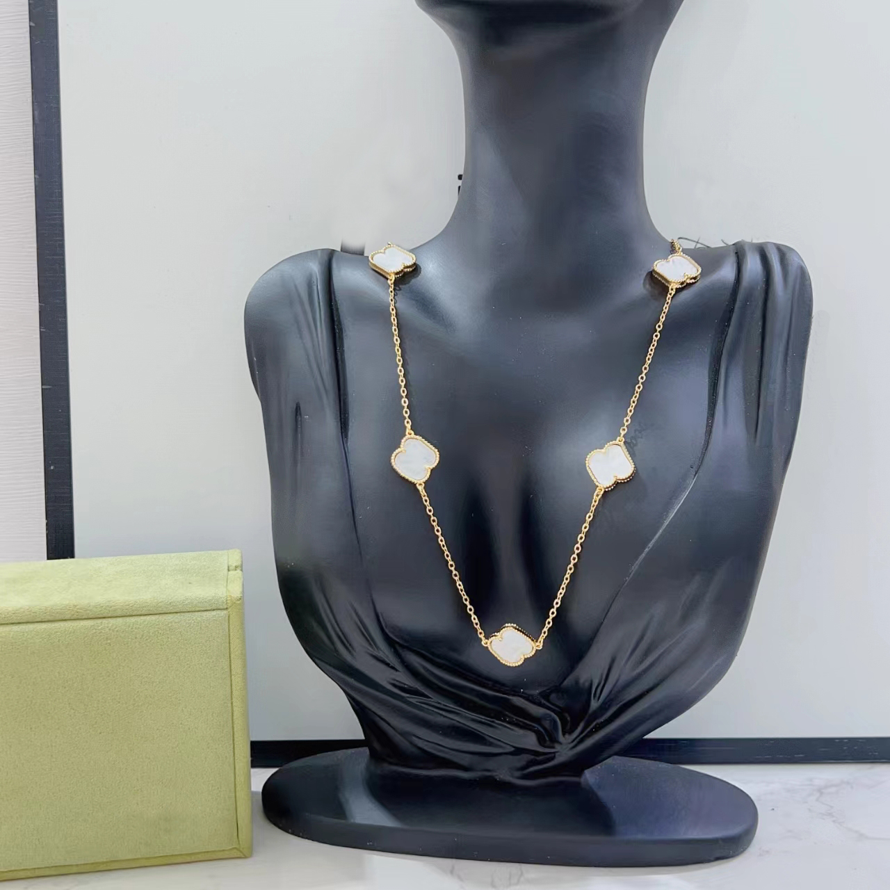 Necklace Designer Necklace Clover Necklaces Luxury Necklaces 10 Flower 18K Gold Plated Classic Red Green Pendant Man Necklaces Party Jewelry Gifts For Women