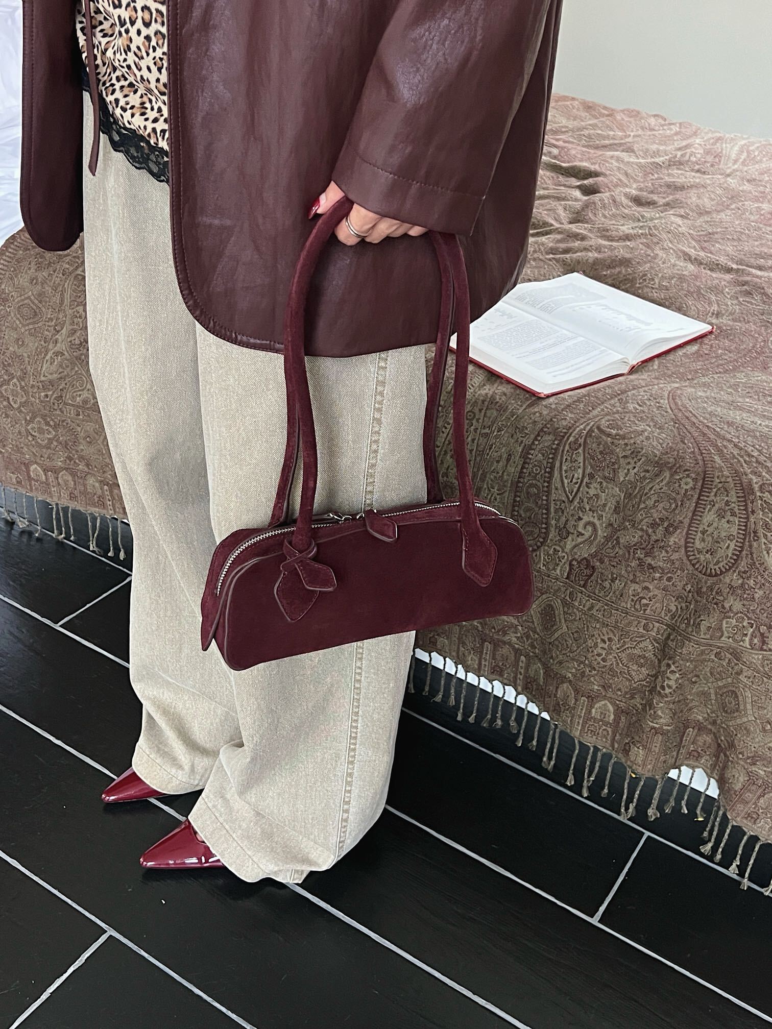 Customized Slender Sausage Shape French Niche Commuting Tote Matting Chamois Long Handle Women Handbag Armpit Shoulder Bag Suede