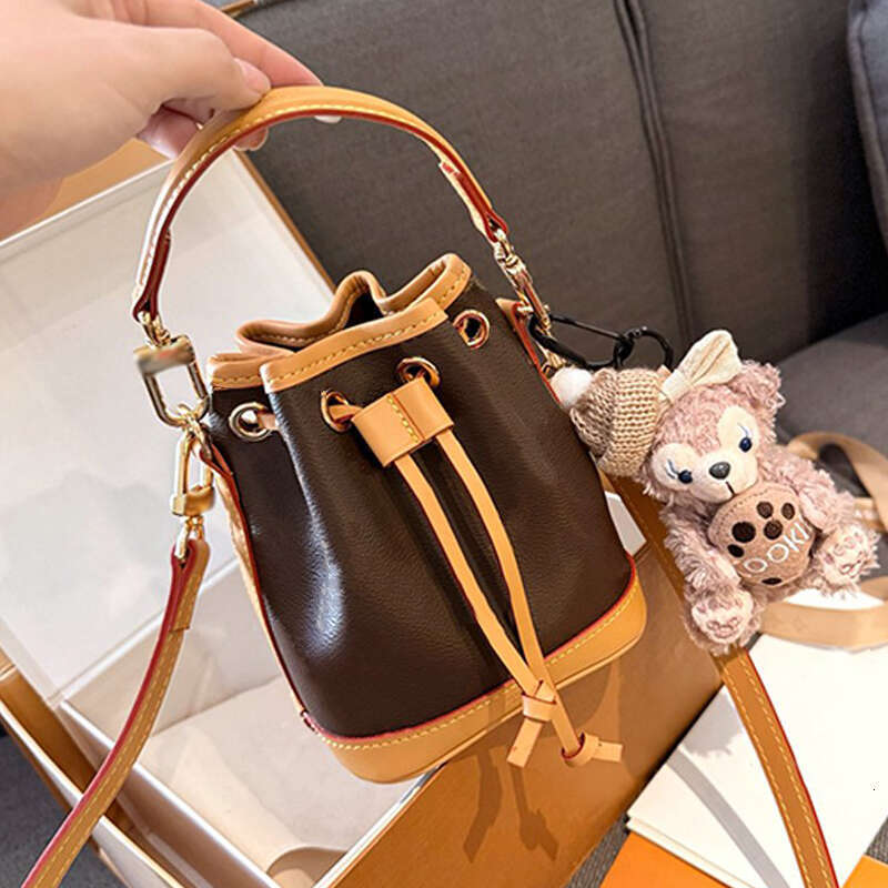 Designer's classic bucket style crossbody bag Fashionable and high-quality leather handbag Luxury designer wallet