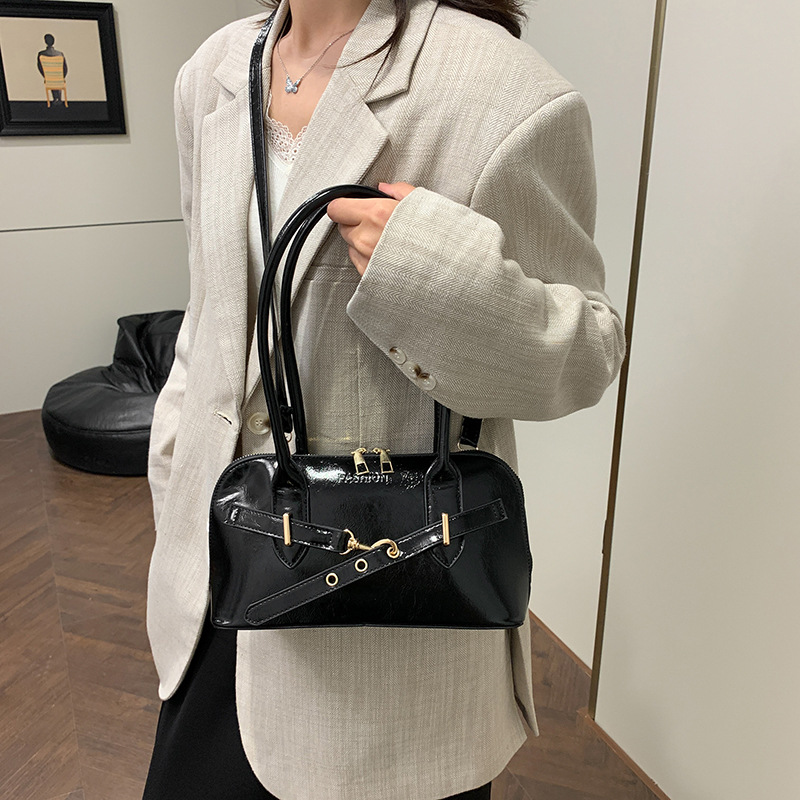 2025 Designer women's 3 2024 niche autumn winter new trendy and versatile crossbody with retro texture commuting shoulder bag