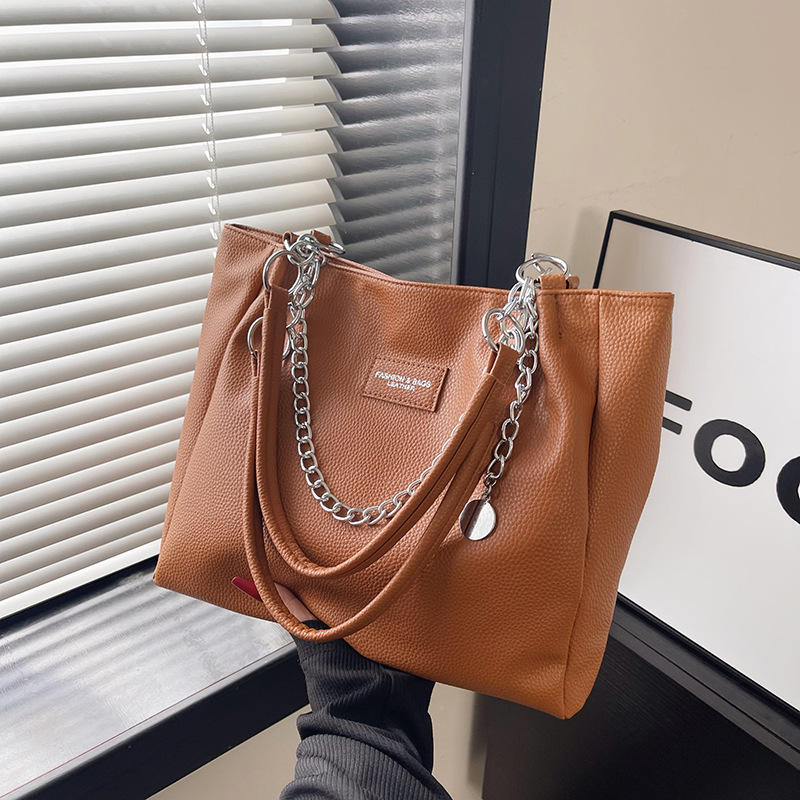2025 New Large Capacity Chain Underarm Women s Designer Solid Color Fashion Trend Commuter Shoulder Bag High Quality Leisure Storage Bag Free Shipping