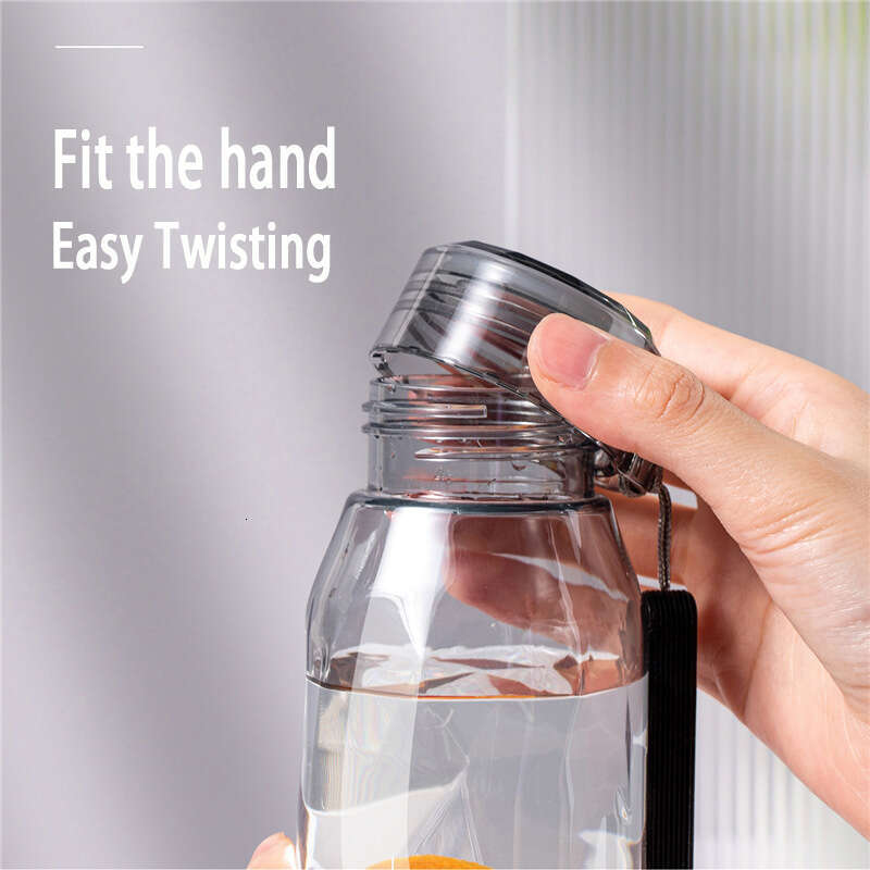 Custom 570ml Large capacity water for men and women student movement Portable plastic Simple summer ins casual cup