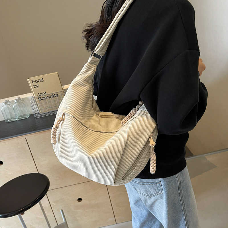 Dumpling Bag Crossbody Bag Large Capacity Commuting Bag 2024 New Corduroy Japanese Casual Versatile Shoulder Bag