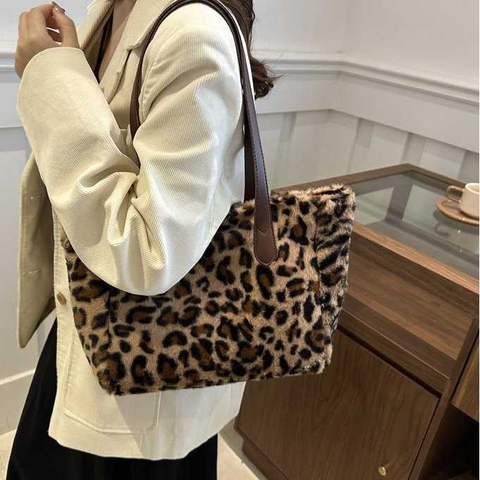 Elegant handbag for women, large capacity 2024 new fashion autumn and winter shoulder bag, college student class bag, tote bag