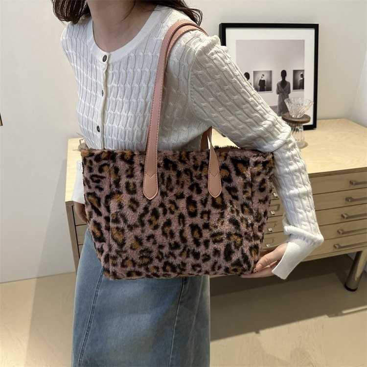 Elegant handbag for women, large capacity 2024 new fashion autumn and winter shoulder bag, college student class bag, tote bag