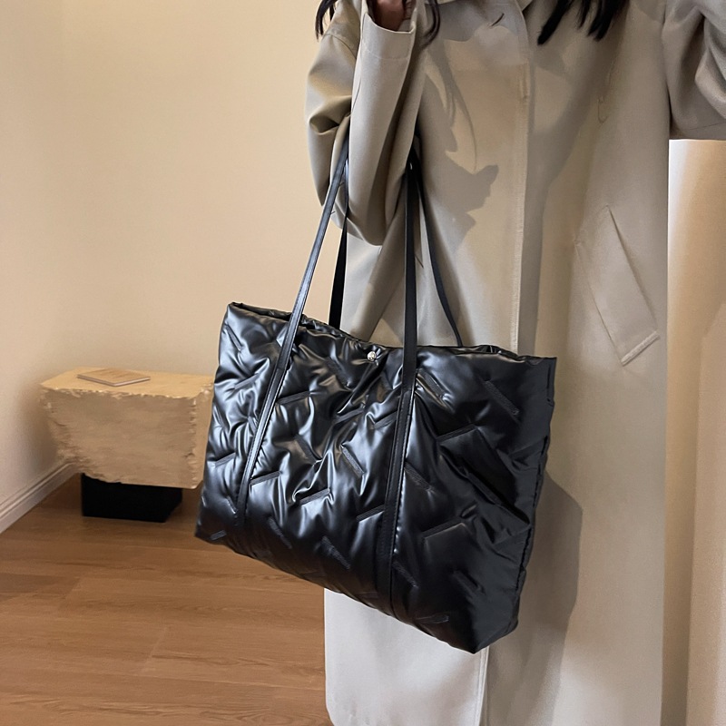 2025S Fashion Designer Autumn Winter Cotton Clothing Big For Women New Trendy And Fashionable Casual Shoulder Bag With Large Capacity Free Shipping