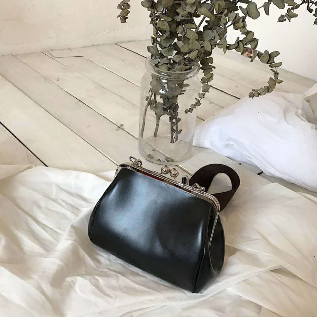 2025 Designer solid new 3 2024 color clip South Korea Dongdaemun women's simple single shoulder crossbody bag