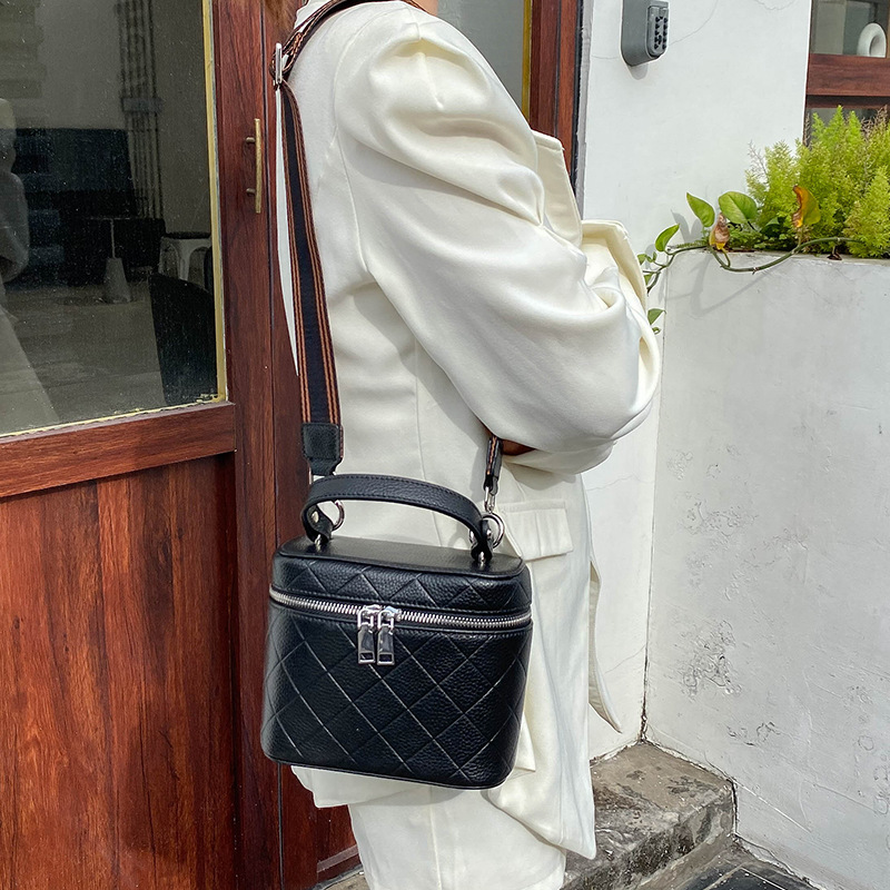 2025 Designer Genuine leather 2024 3 new dia grid large capacity top layer cowhide women's bag cross-border hand-held box bag, single shoulder cr