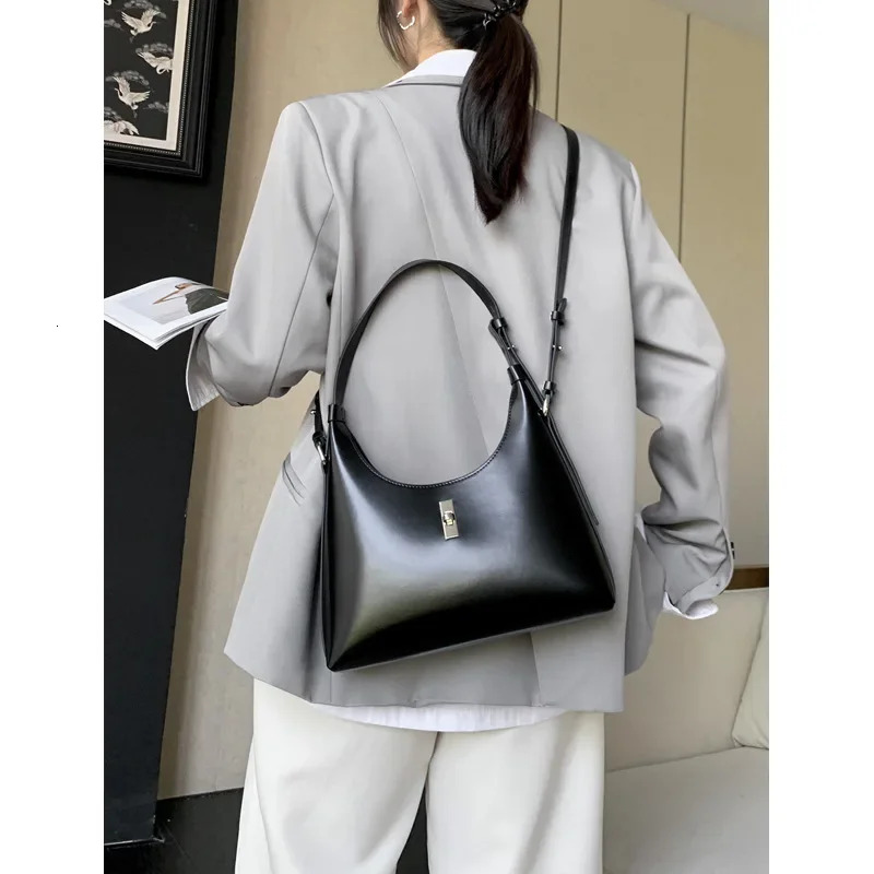 New Women Underarm Genuine Leather Shoulder Crossbody Bags Ladies Retro Tote Bag High Quality Commute Handbags Black Hasp Style BagVoyage