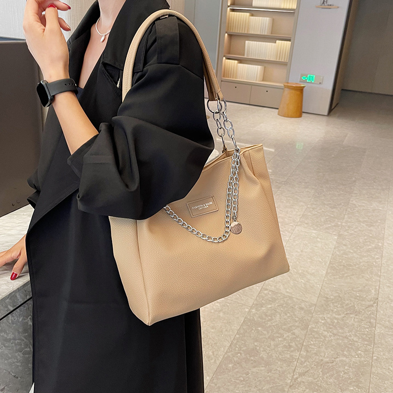 2025 New Large Capacity Chain Underarm Women s Designer Solid Color Fashion Trend Commuter Shoulder Bag High Quality Leisure Storage Bag Free Shipping
