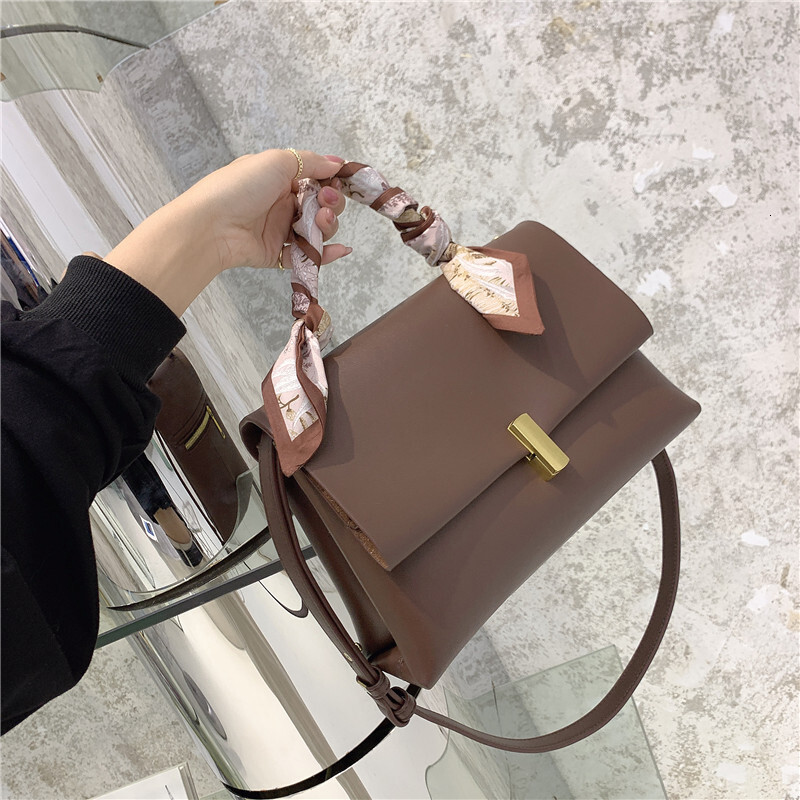 Hot Sale 2021 Style New Fashion Straddle Women's Handbag European And American Shoulder Tote Bag Hasp Style PU Paisley BagVoyage