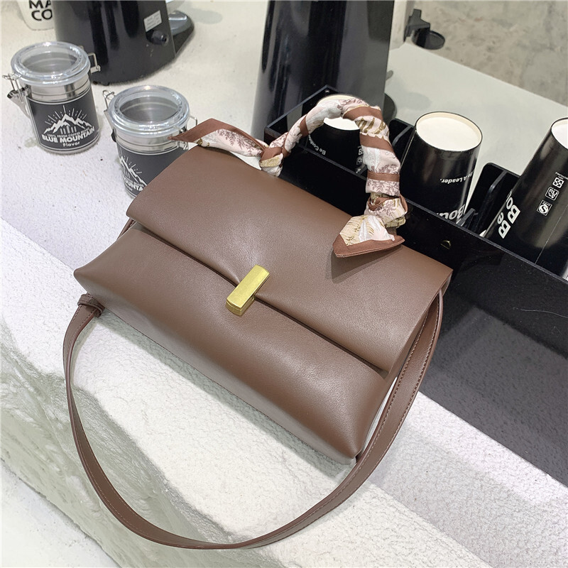 Hot Sale 2021 Style New Fashion Straddle Women's Handbag European And American Shoulder Tote Bag Hasp Style PU Paisley BagVoyage