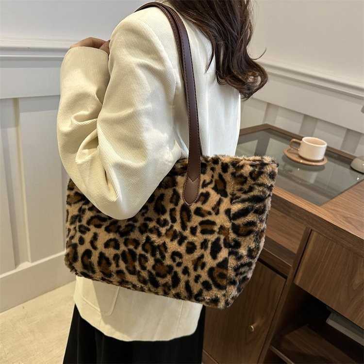 Elegant handbag for women, large capacity 2024 new fashion autumn and winter shoulder bag, college student class bag, tote bag