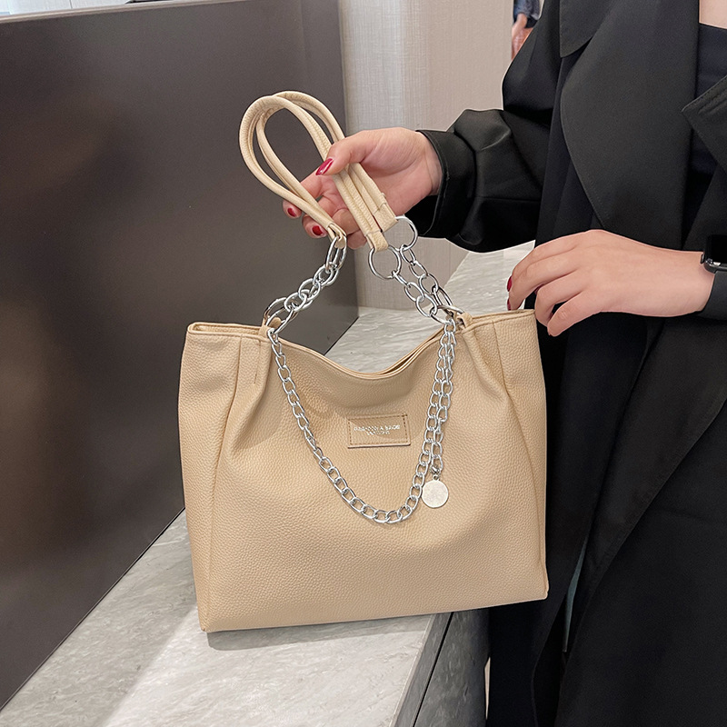 2025 New Large Capacity Chain Underarm Women s Designer Solid Color Fashion Trend Commuter Shoulder Bag High Quality Leisure Storage Bag Free Shipping