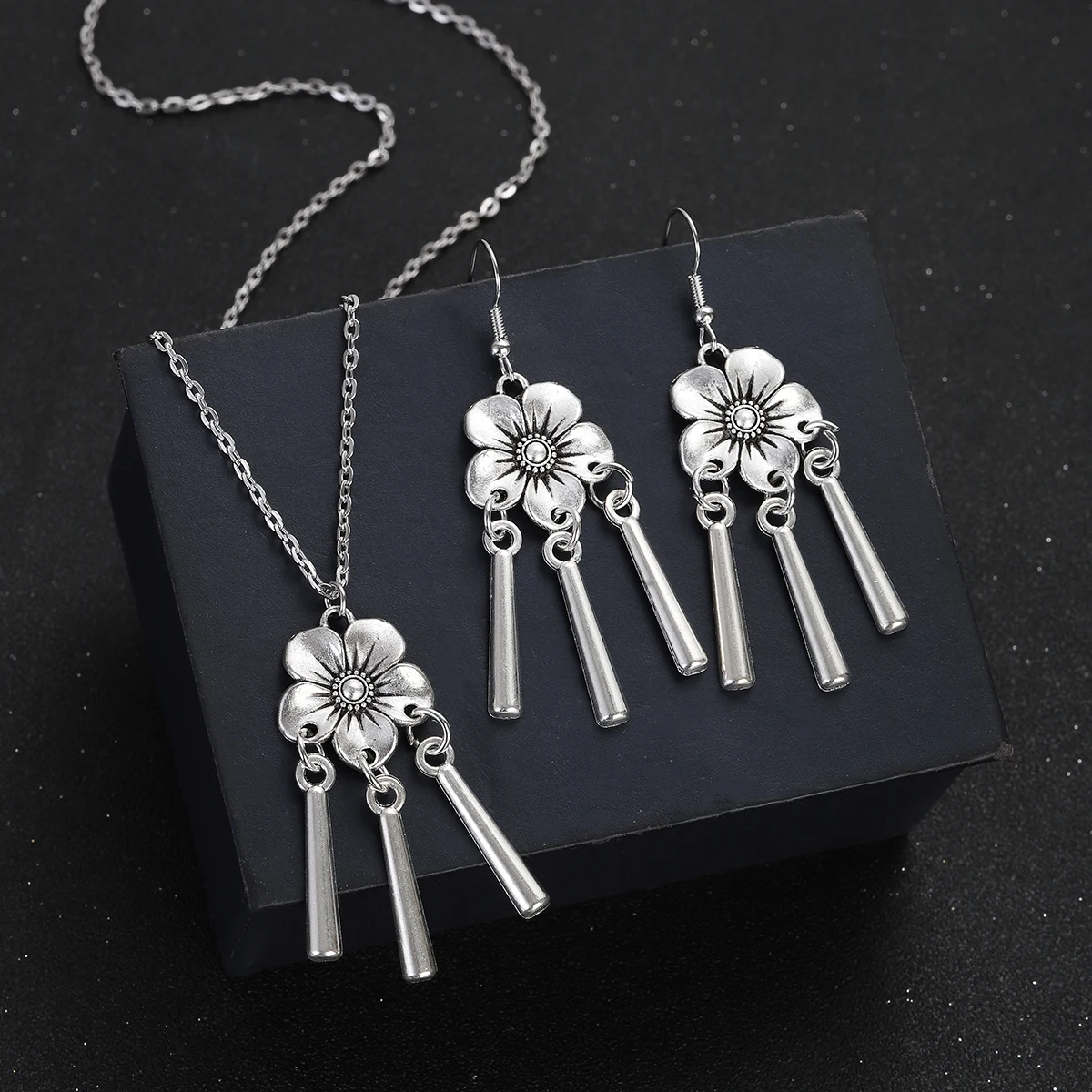 Jewelry Color New Sier Set Women's Ethnic Vintage Geometric Flower Tassel Earring Necklace Sets Female Party Accesories smile