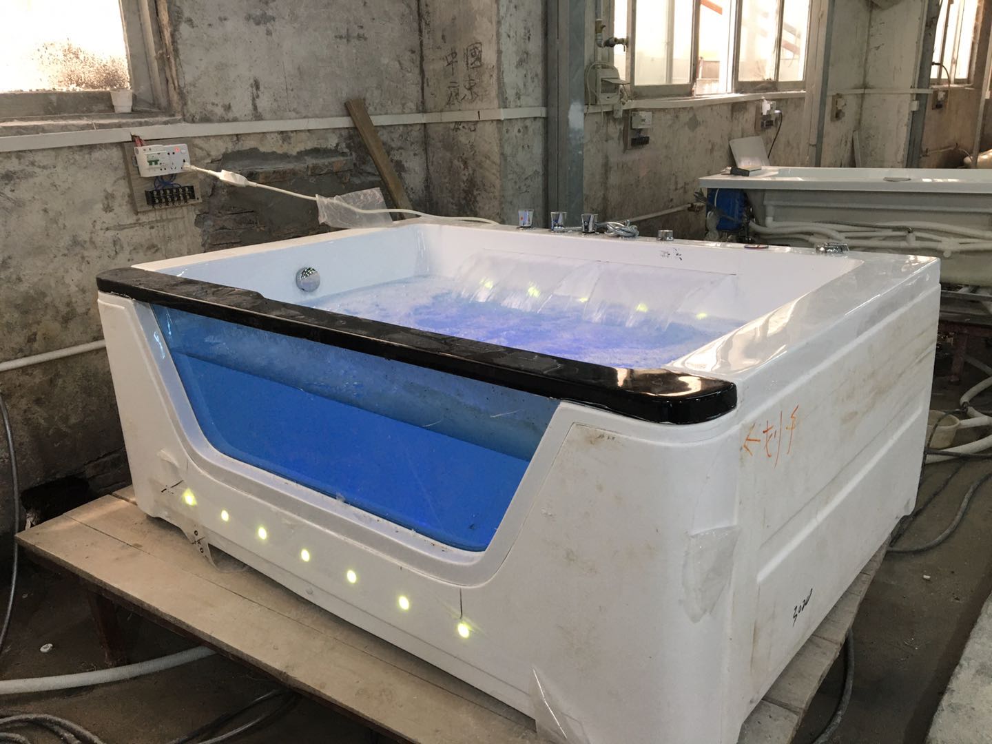 1700mm Waterfall Right Skirt Whirlpool Bathtub Acrylic Hydromassage Surfing Massaging Tub Colourful LED Lights Swimming Pool NS3020