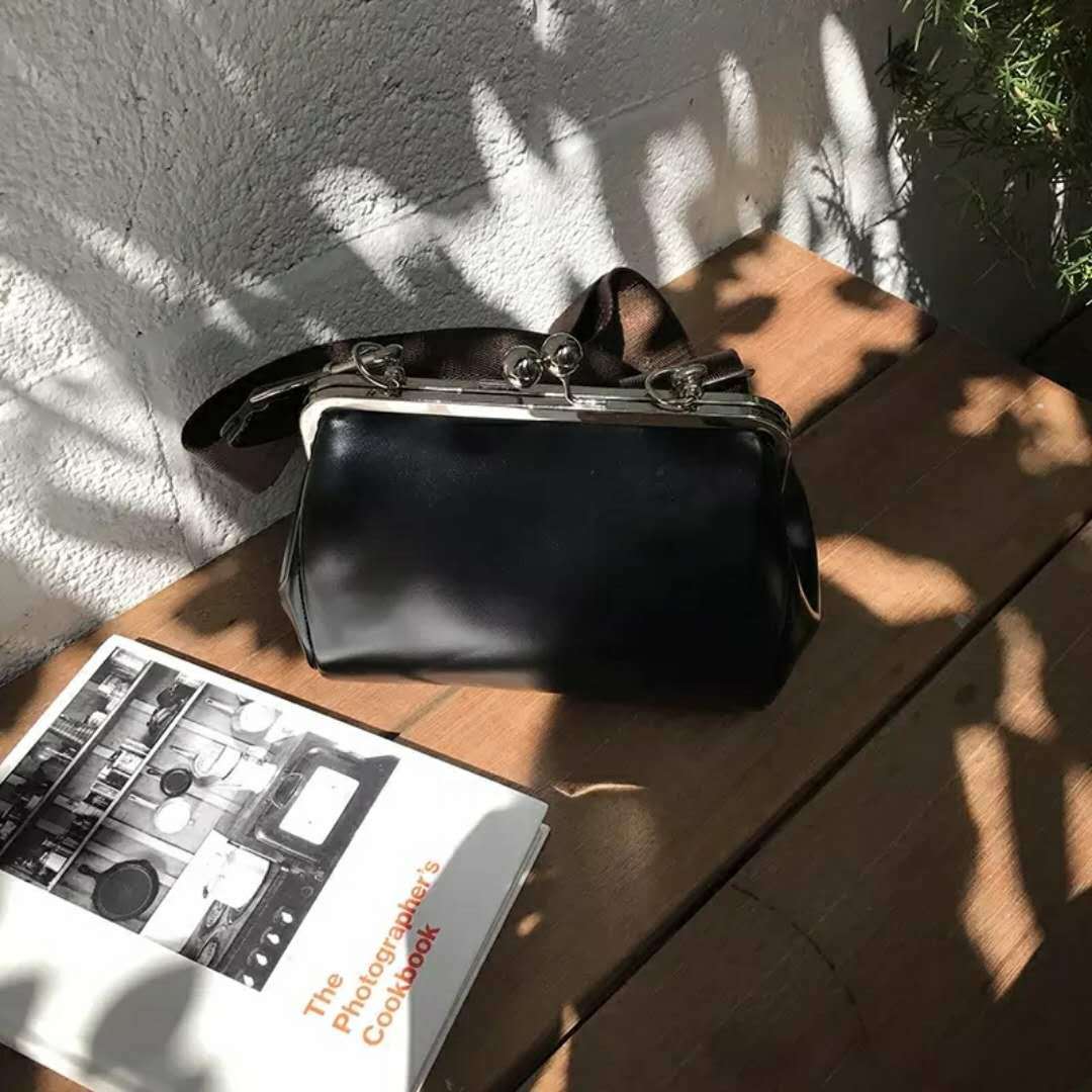 2025 Designer solid new 3 2024 color clip South Korea Dongdaemun women's simple single shoulder crossbody bag