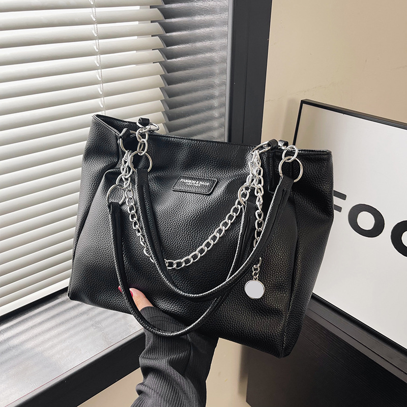 2025 New Large Capacity Chain Underarm Women s Designer Solid Color Fashion Trend Commuter Shoulder Bag High Quality Leisure Storage Bag Free Shipping