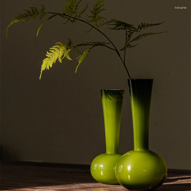 Vases Retro Green Vase Long Neck Glass Ornaments Livingroom Flower Arranging Container French Art Crafts Home Decor Gift L250920